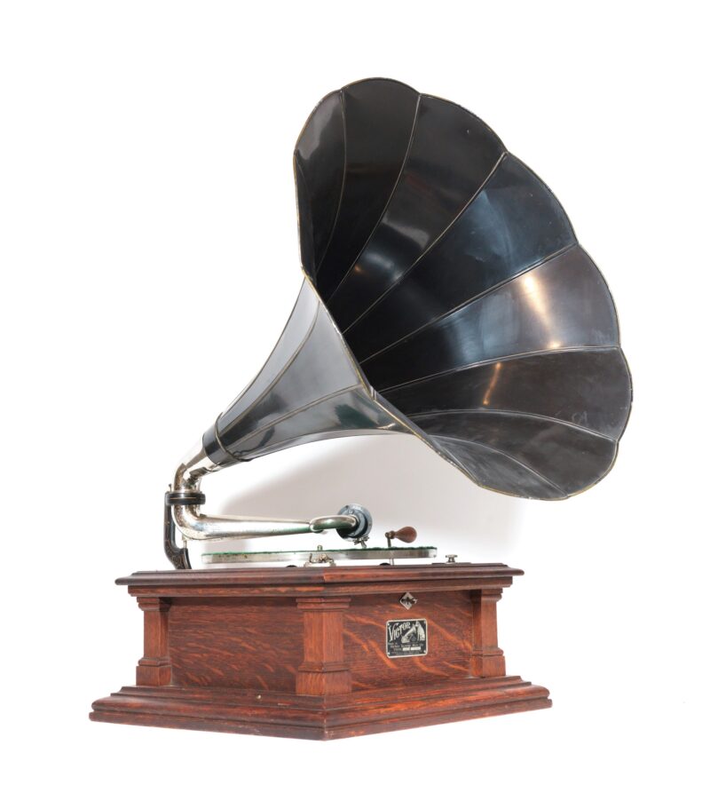 1909 Victor V Phonograph With 24" Scalloped Hawthorne & Sheble Flower Horn