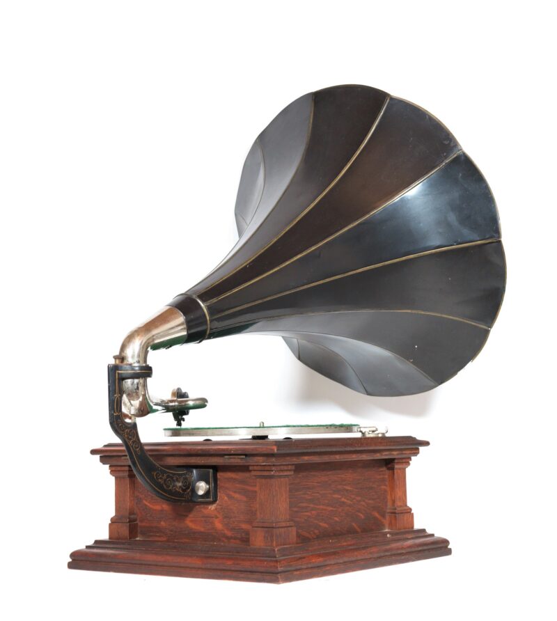 1909 Victor V Phonograph With 24" Scalloped Hawthorne & Sheble Flower Horn